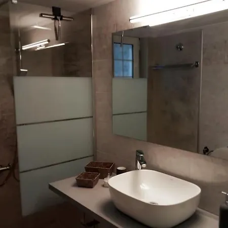 Aggeliki's Place Detached With Yard/parking *